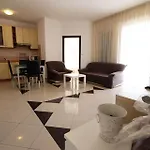 아파트 In With Balcony, Air Conditioning, Wifi 858-3 *